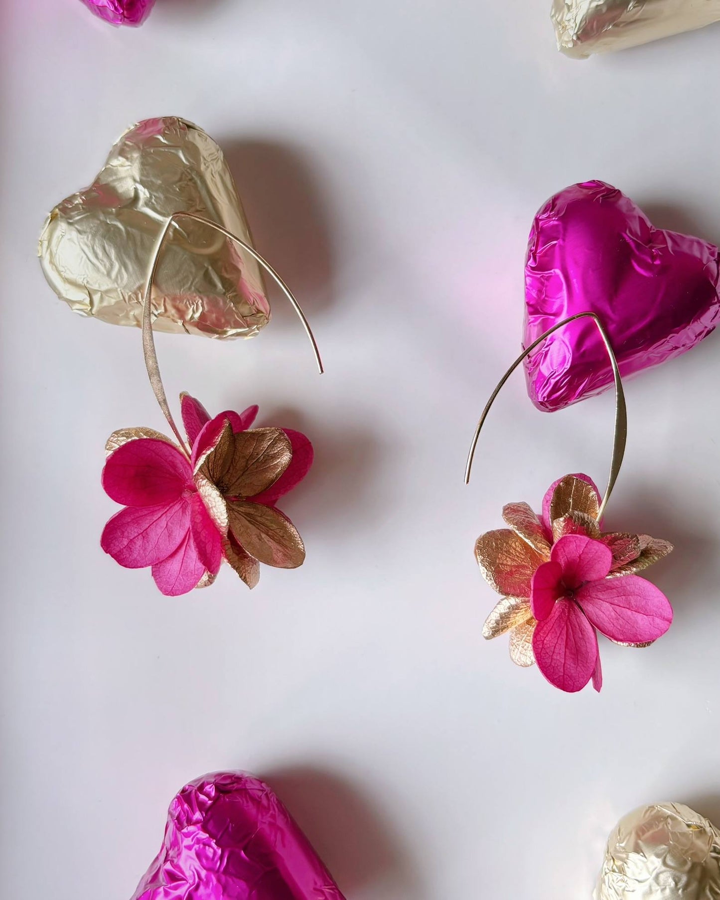 Boucles d'oreilles mariage en fleurs stabilisées rose fuchsia et dorées, accessoire poétique pour mariage bohème chic, bijoux idéal pour demoiselles d'honneur.
