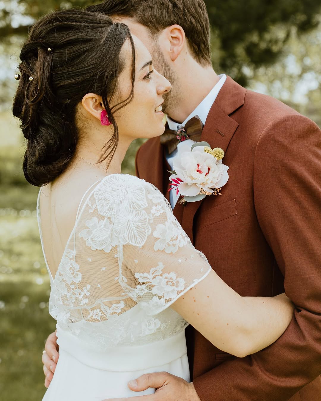 Bijoux de mariée originaux – boucles d’oreille florales en hortensia rose fuchsia