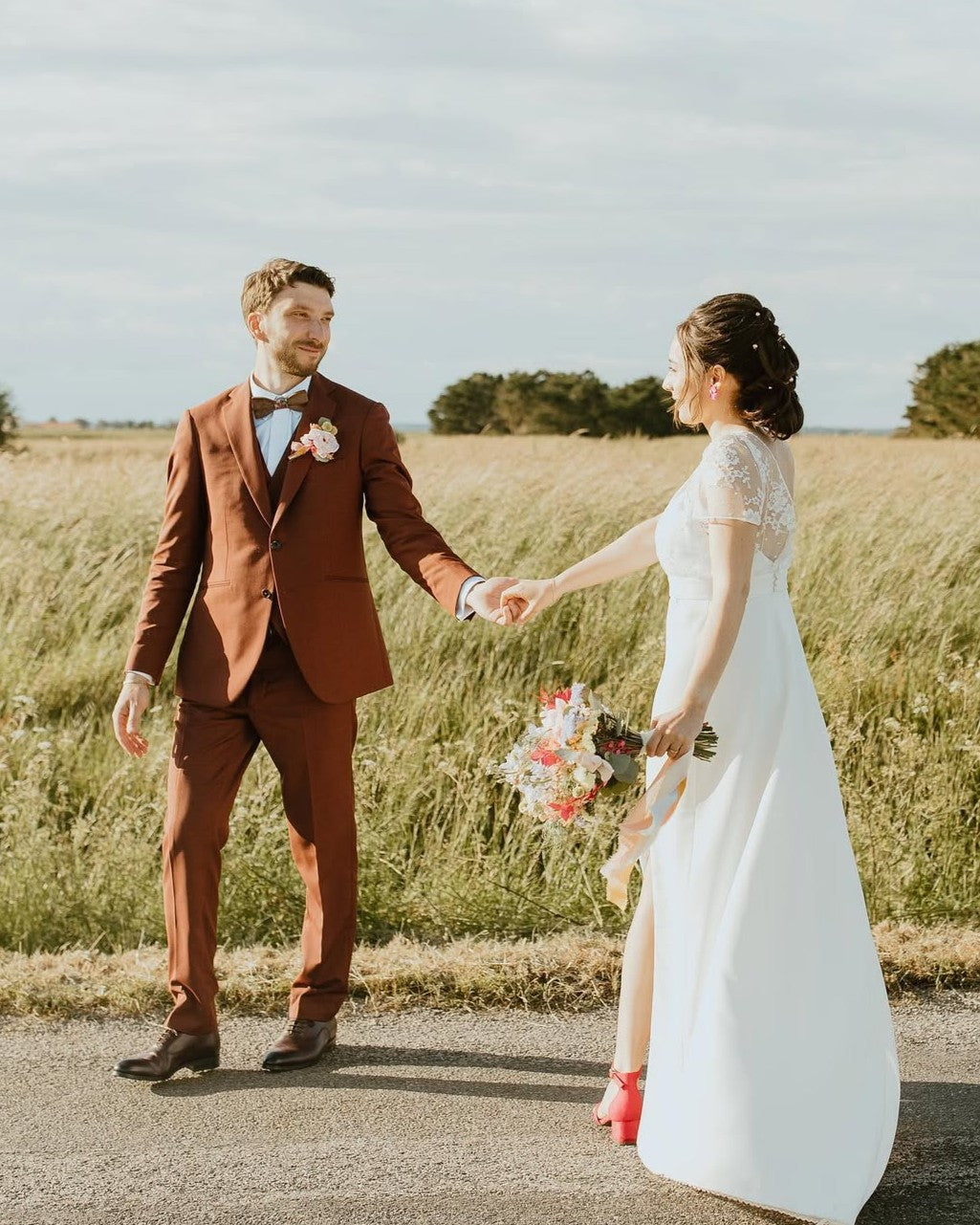 Accessoire poétique pour invitée de mariage – boucles d’oreille hortensia fuchsia