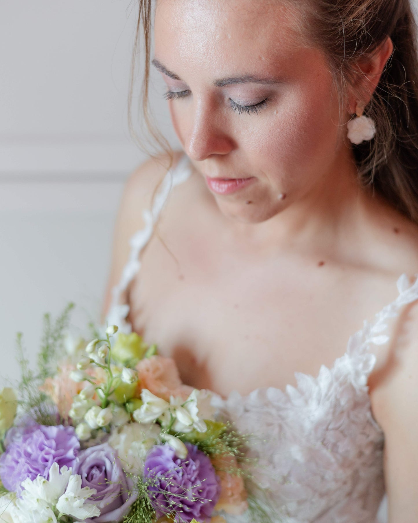 Boucles d'oreilles à clips mariage Hana&Alice, élégantes et modernes avec hortensias stabilisés et perles.
