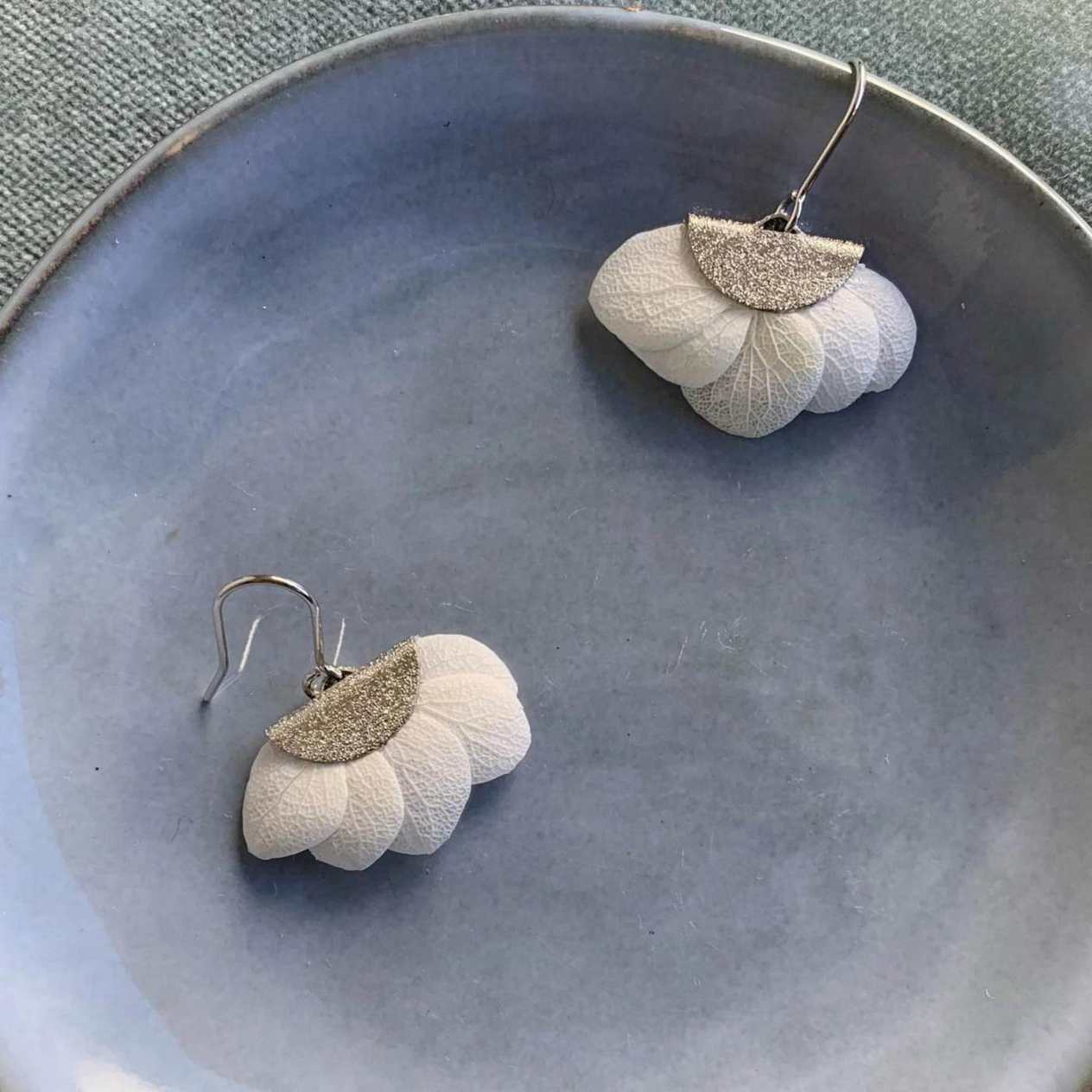Bijoux mariage élégants – Boucles pendantes artisanales en hortensias stabilisés pour une touche unique.