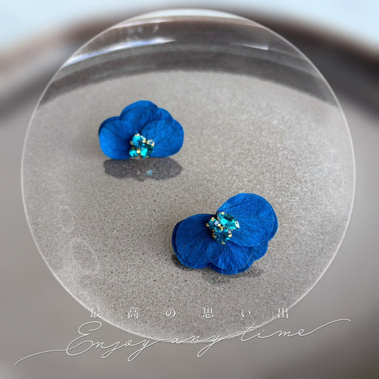 Bijoux mariage créés par Hana&Alice : boucles d'oreilles florales en hortensias bleu saphir ou bleu vert et strass, aaccessoires pour mariées, demoiselles d'honneur et témoins élégantes.