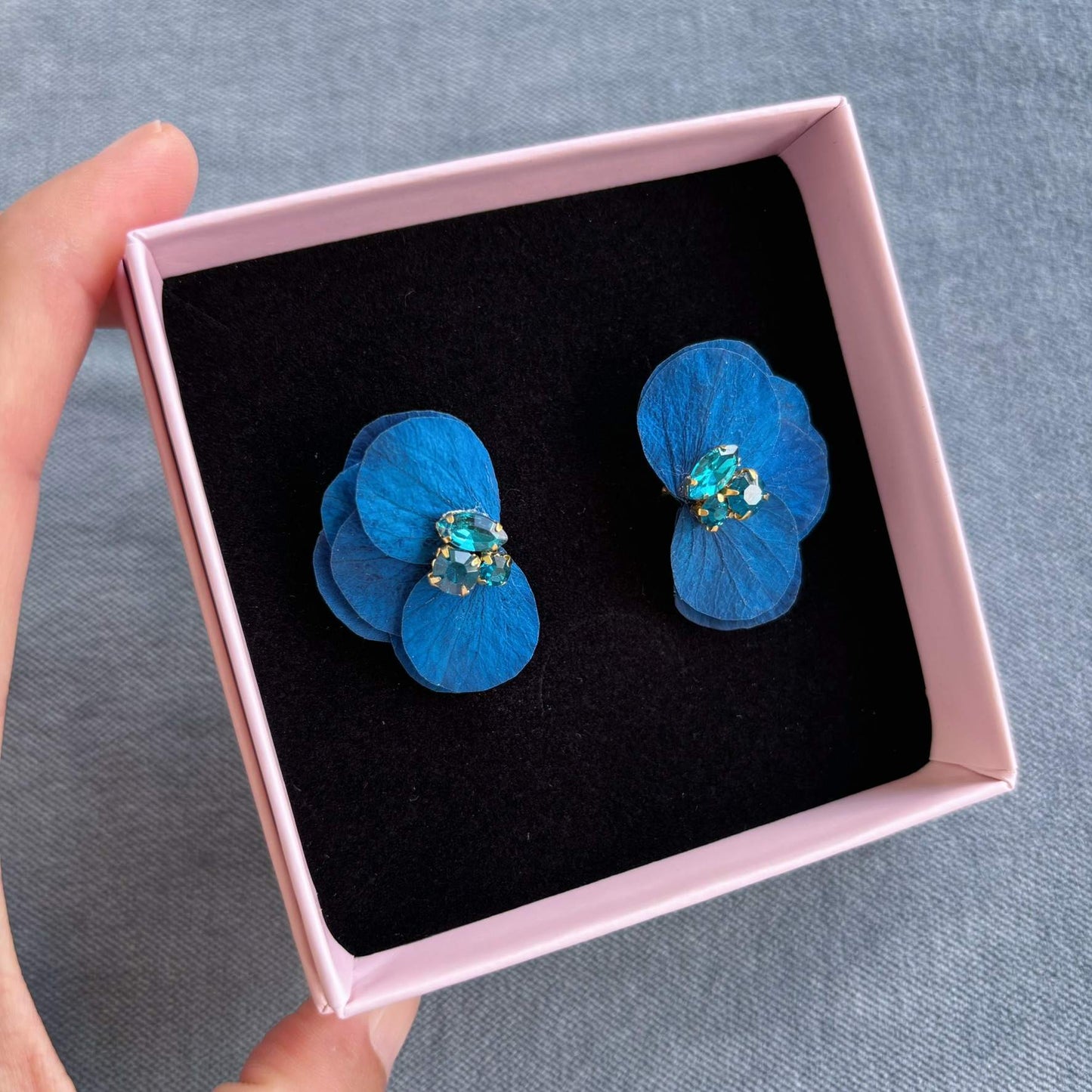Sublimez votre tenue de mariage ou de soirée avec ces boucles d'oreilles mariage ornées de fleurs bleu saphir ou bleu vert et de strass, idéales comme bijoux soirée ou pour une allure romantique et sophistiquée.
