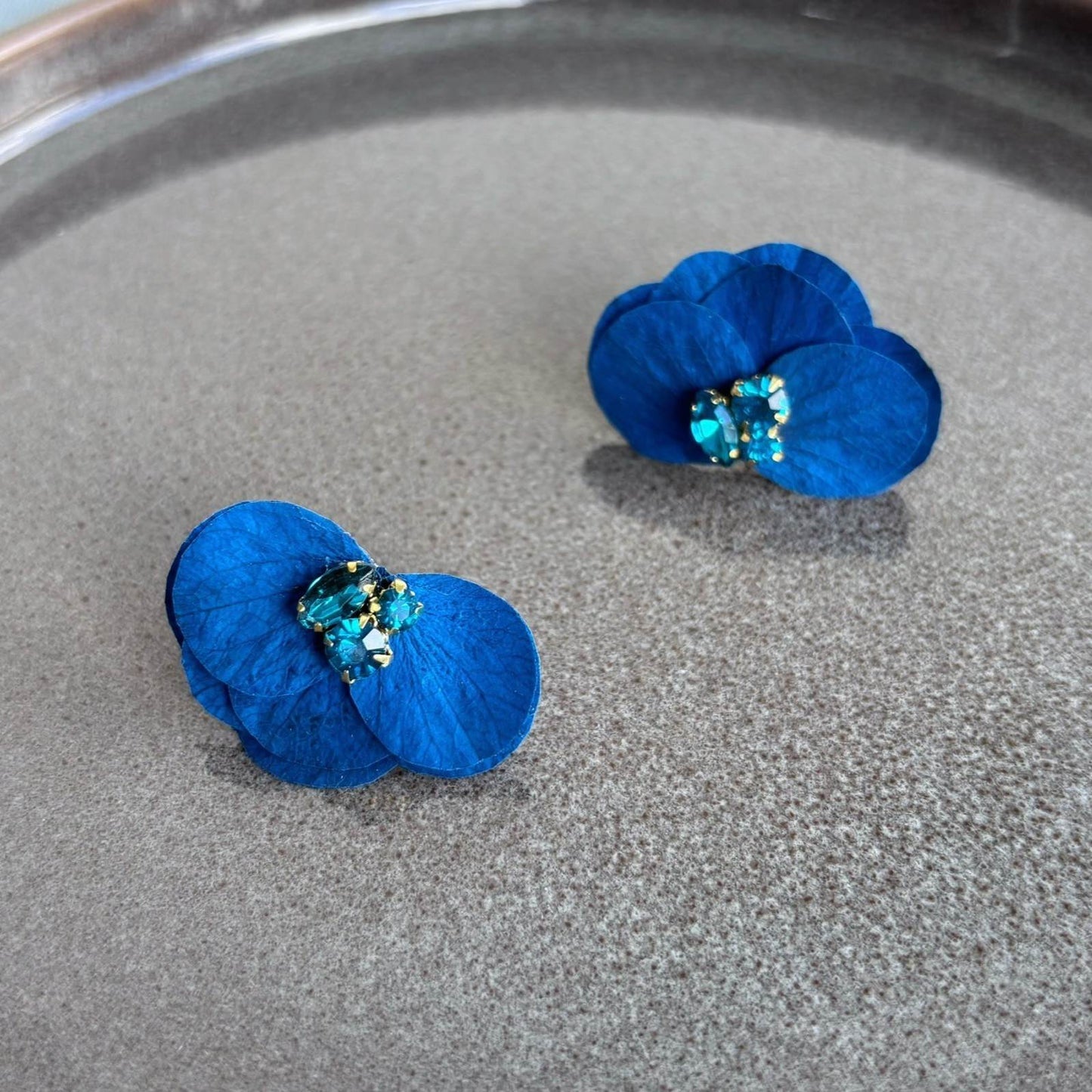 Boucles d'oreilles florales artisanales , parfaites pour un mariage ou une soirée, ces boucles d'oreilles Hana&Alice en hortensias bleu saphir ou bleu vert et strass combinent naturel et élégance pour mariées ou témoins.
