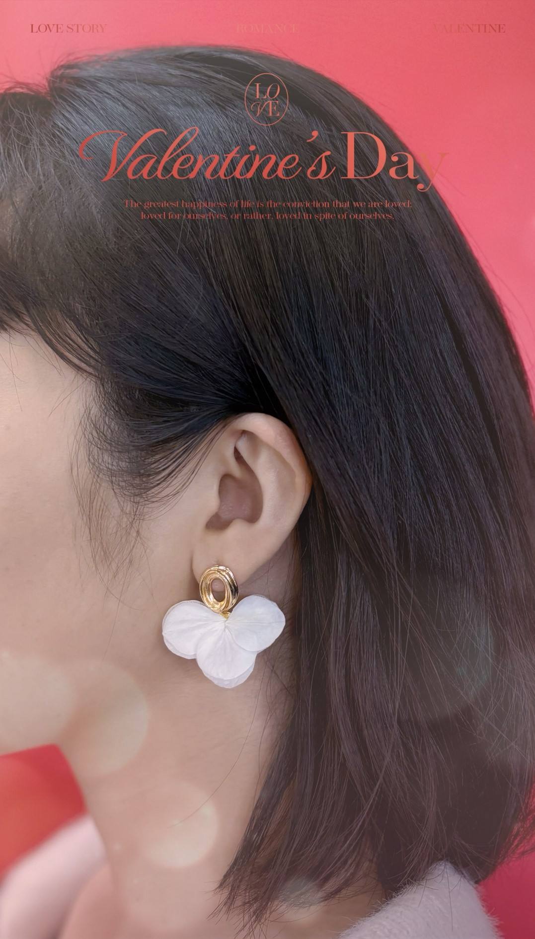 Boucles d'oreilles faites main pour mariage, ornées de fleurs d'hortensias stabilisées.