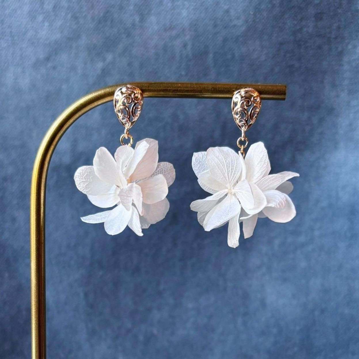 Bijoux mariage Hana&Alice – Élégantes boucles d’oreilles en fleurs stabilisées, confectionnées à la main pour sublimer votre tenue de mariée.