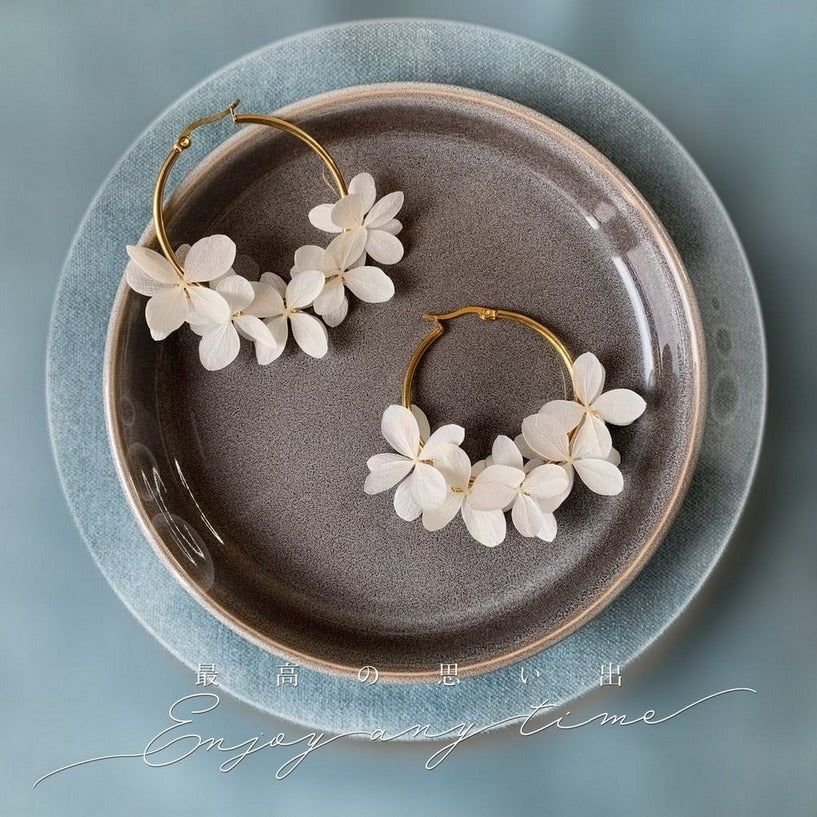 Accessoires de mariage élégants : créoles fleurs mariages en acier inoxydable doré et hortensias stabilisés par Hana&Alice.