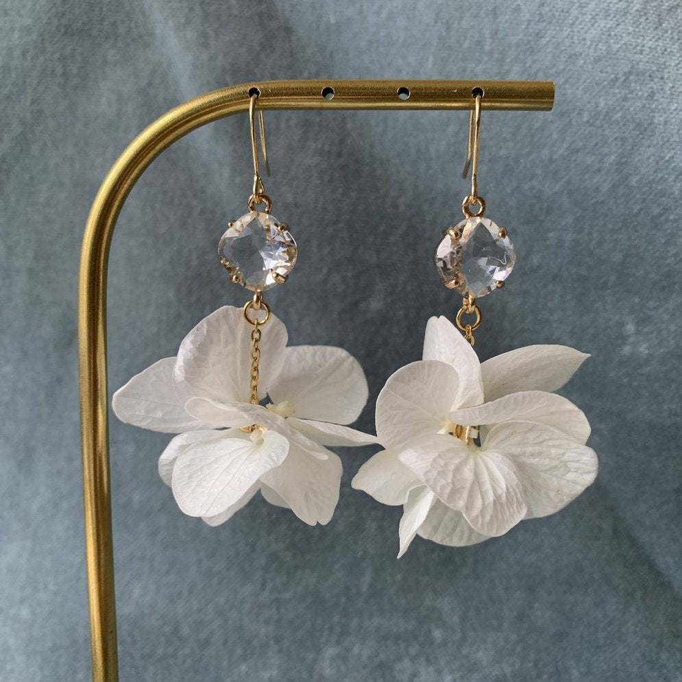 Bijoux de mariage uniques, fait main, avec fleurs d'hortensias stabilisées en blanc - Hana&Alice