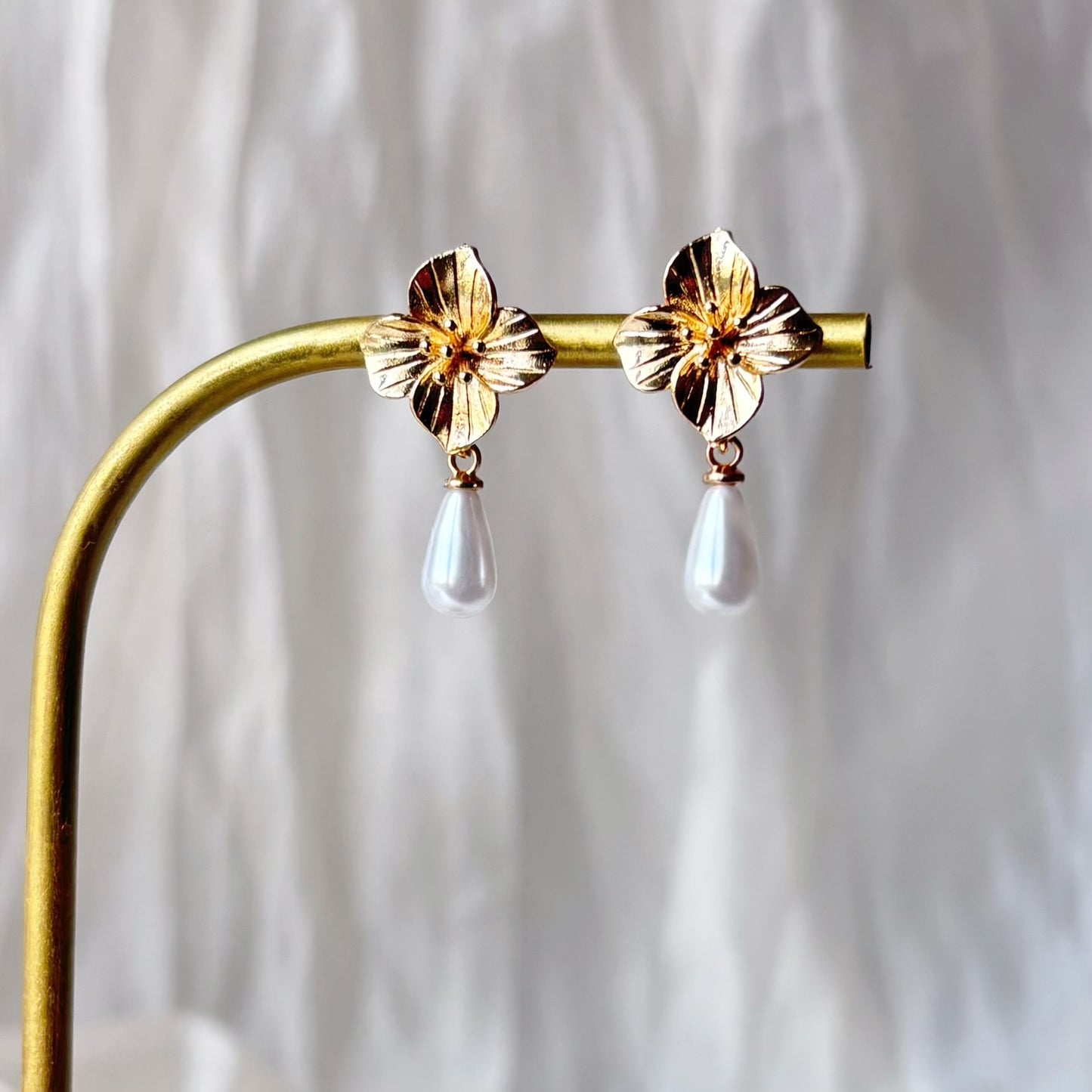 boucles d'oreilles mariage fleur délicate et perle goutte Hana&Alice