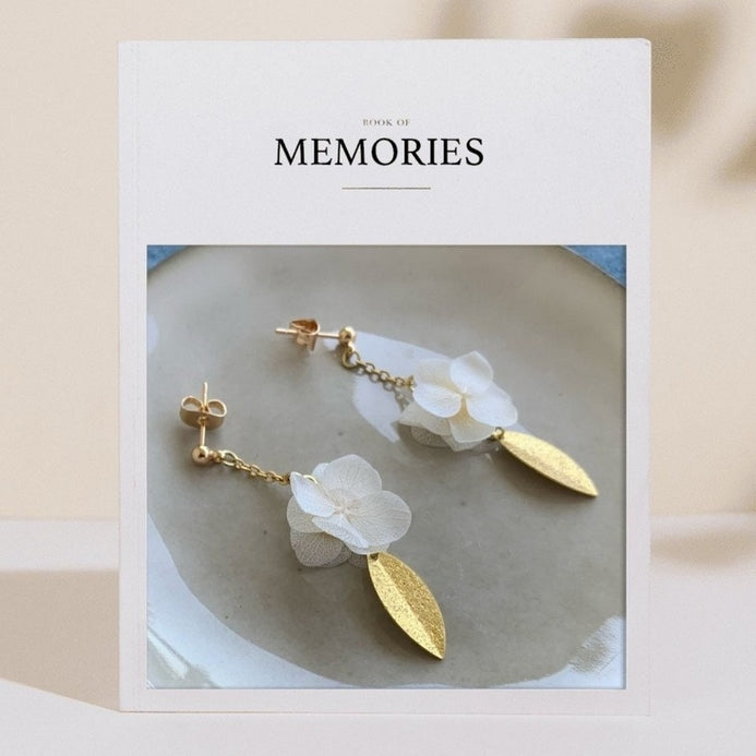 Bijoux mariage fleur délicats : boucles d'oreilles pendantes faites main en hortensias stabilisés, parfaites pour une tenue nuptiale.