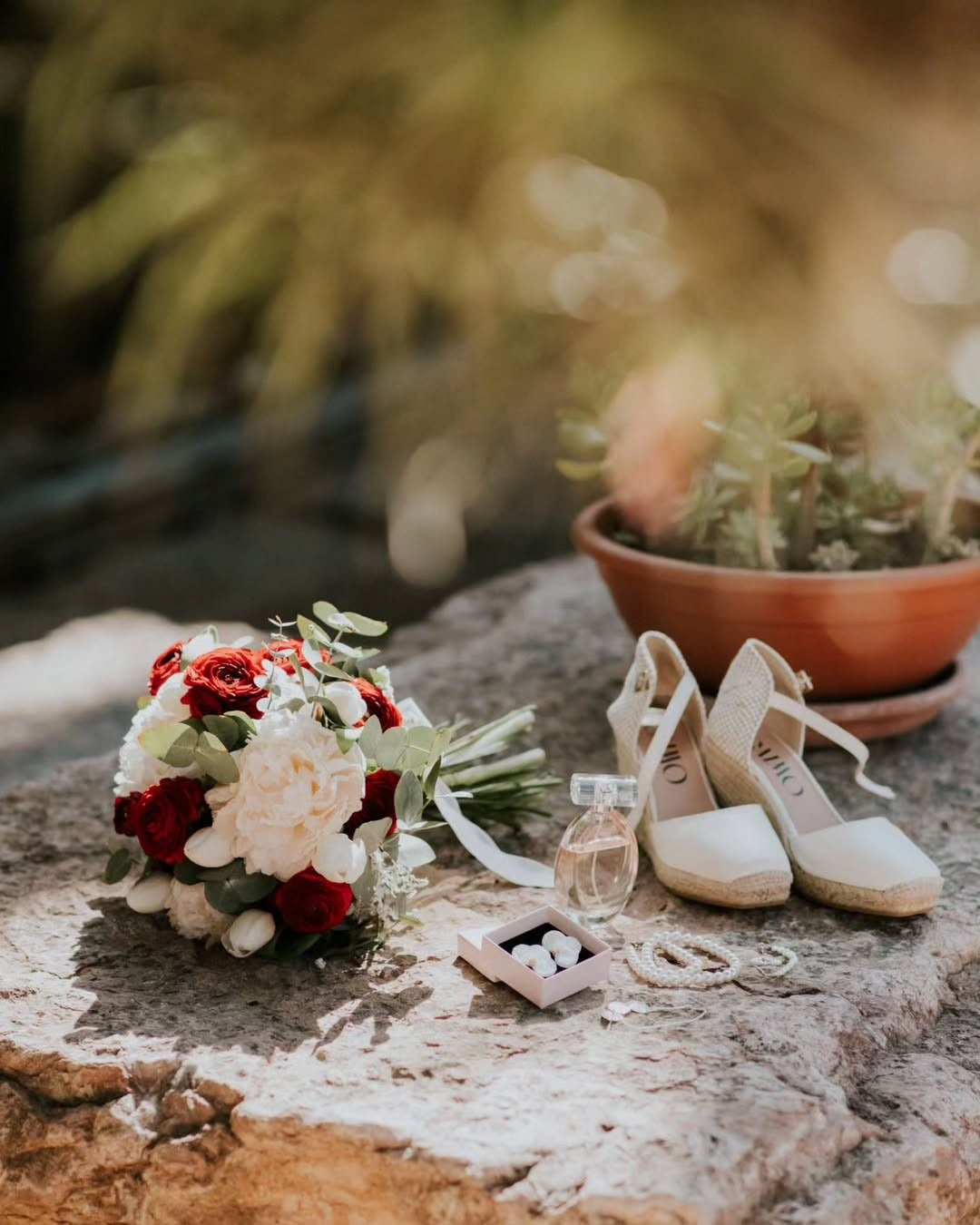 Boucles d'oreilles en forme de marguerite en fleurs stabilisées blanches, une touche printanière à votre look de mariage.