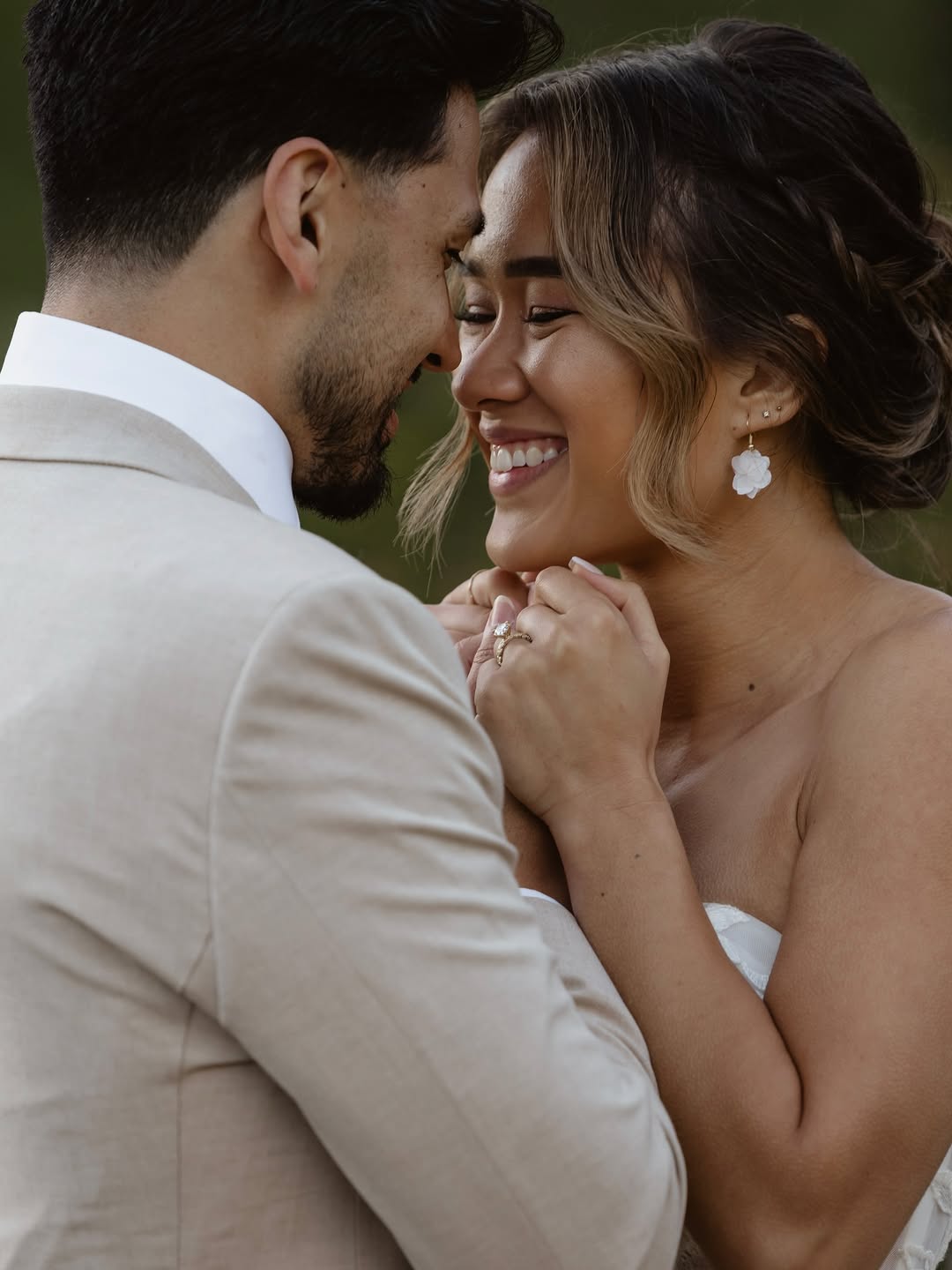 Bijoux faits main pour mariage : boucles d'oreilles avec fleurs d'hortensias stabilisés blancs crème.