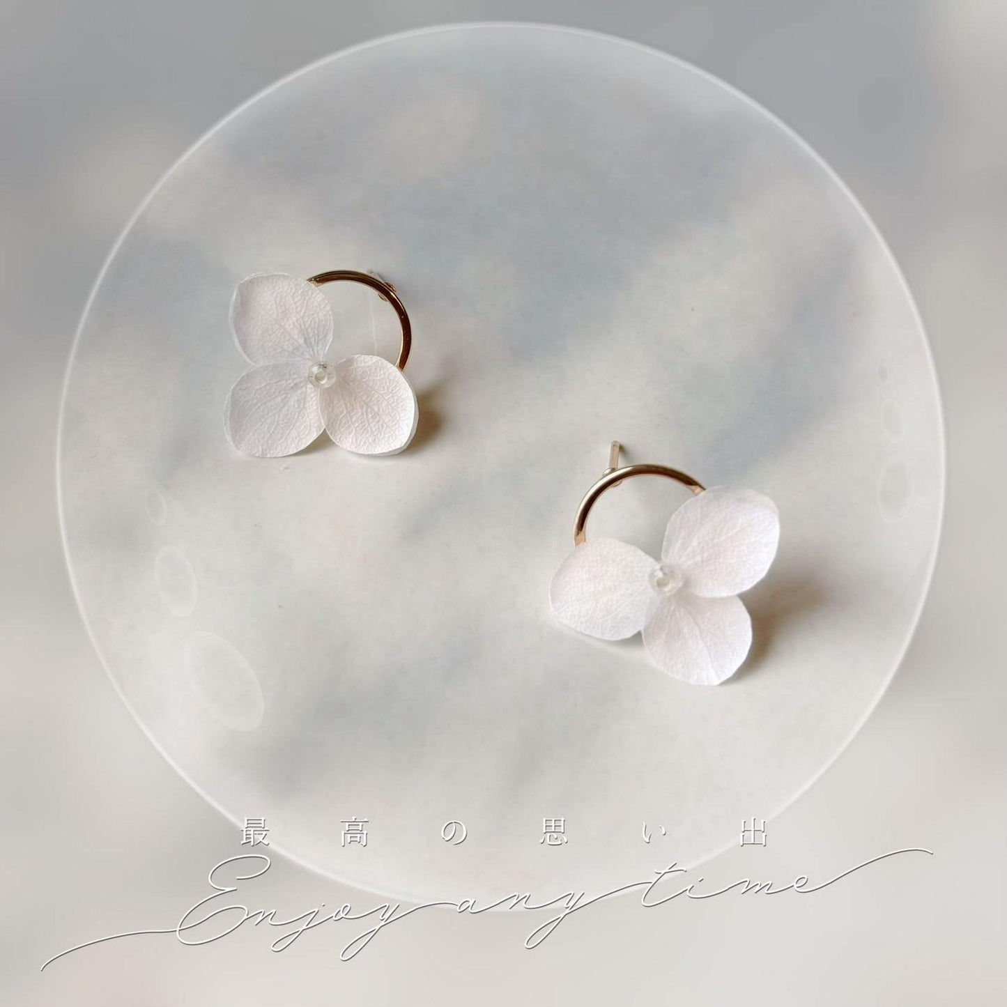 Boucles d'oreilles avec fleurs d'hortensia stabilisées, bijou unique pour mariage ou témoin - Hana&Alice.