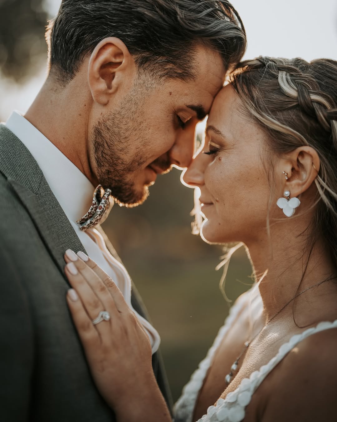 Accessoires de mariage uniques : boucles d'oreilles fleuries et élégantes pour oreilles non percées.