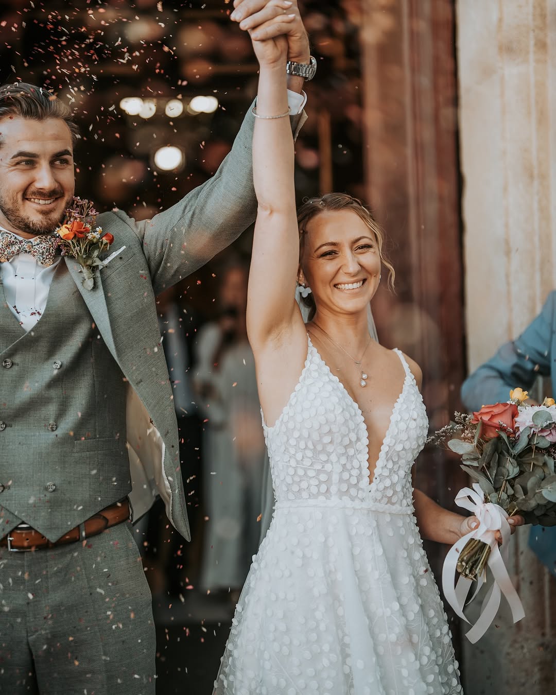 Bijoux mariage à clips avec perles délicates et design floral, parfaits pour oreilles non percées.