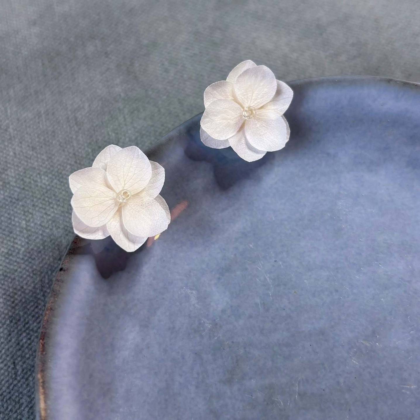 Hana&Alice vous propose des bijoux mariage élégants avec des boucles d'oreilles en hortensias stabilisés et perles.