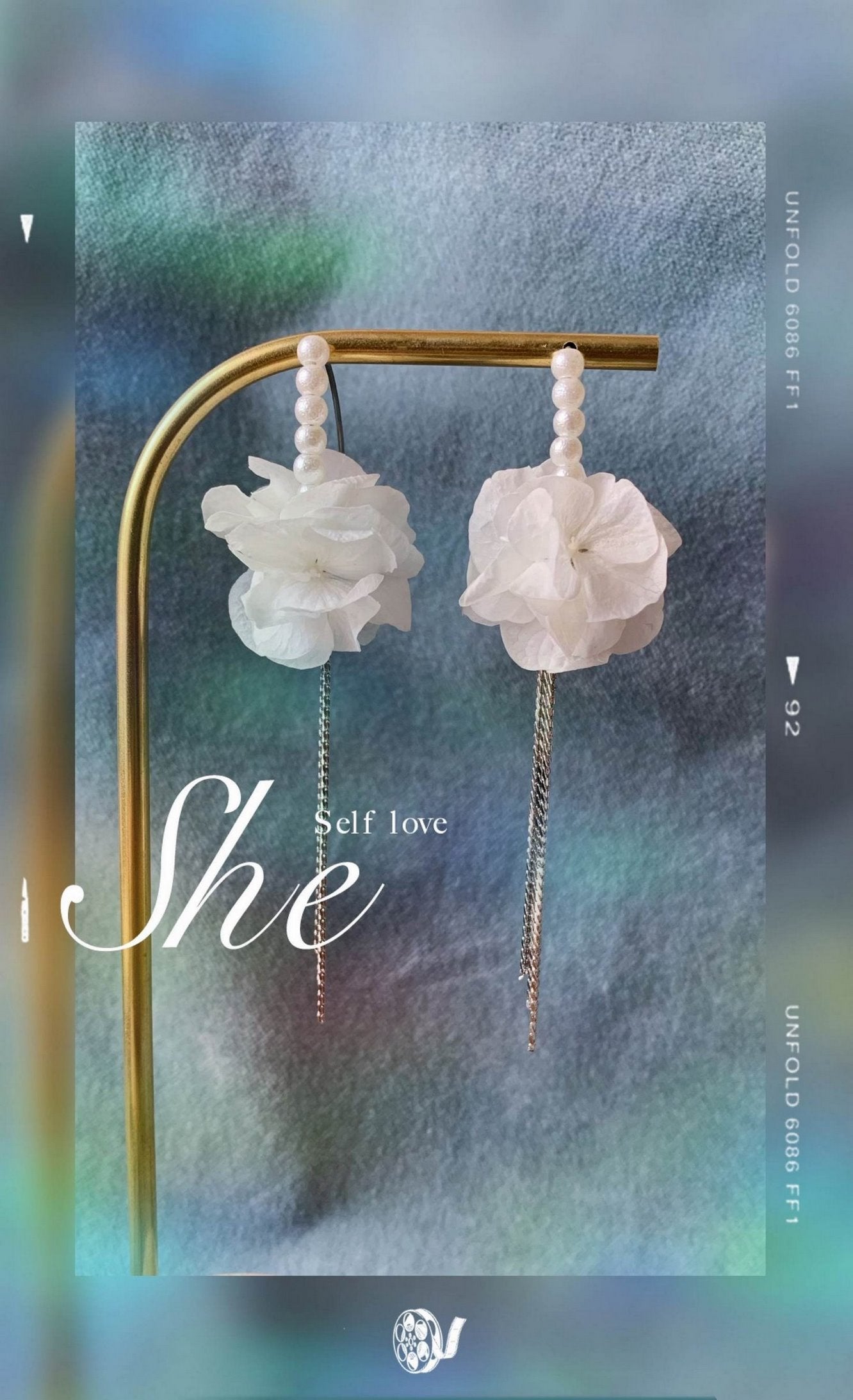 Boucles d'oreilles longues avec fleurs stabilisées et perles, un accessoire parfait pour les mariées.