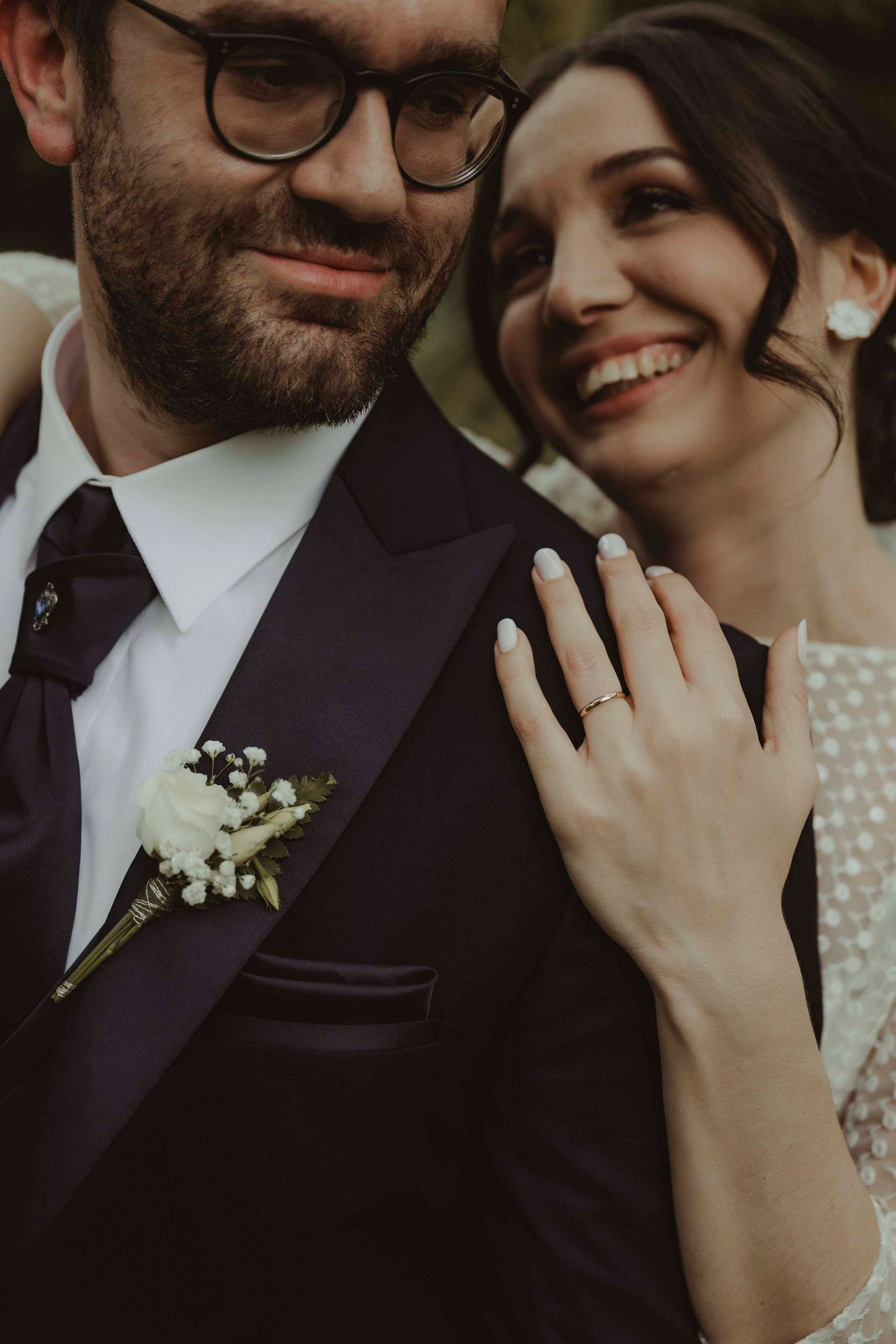 Bijoux mariage par Hana&Alice, ces boucles d'oreilles raffinées avec hortensias stabilisés et perle créent une ambiance naturelle et chic.