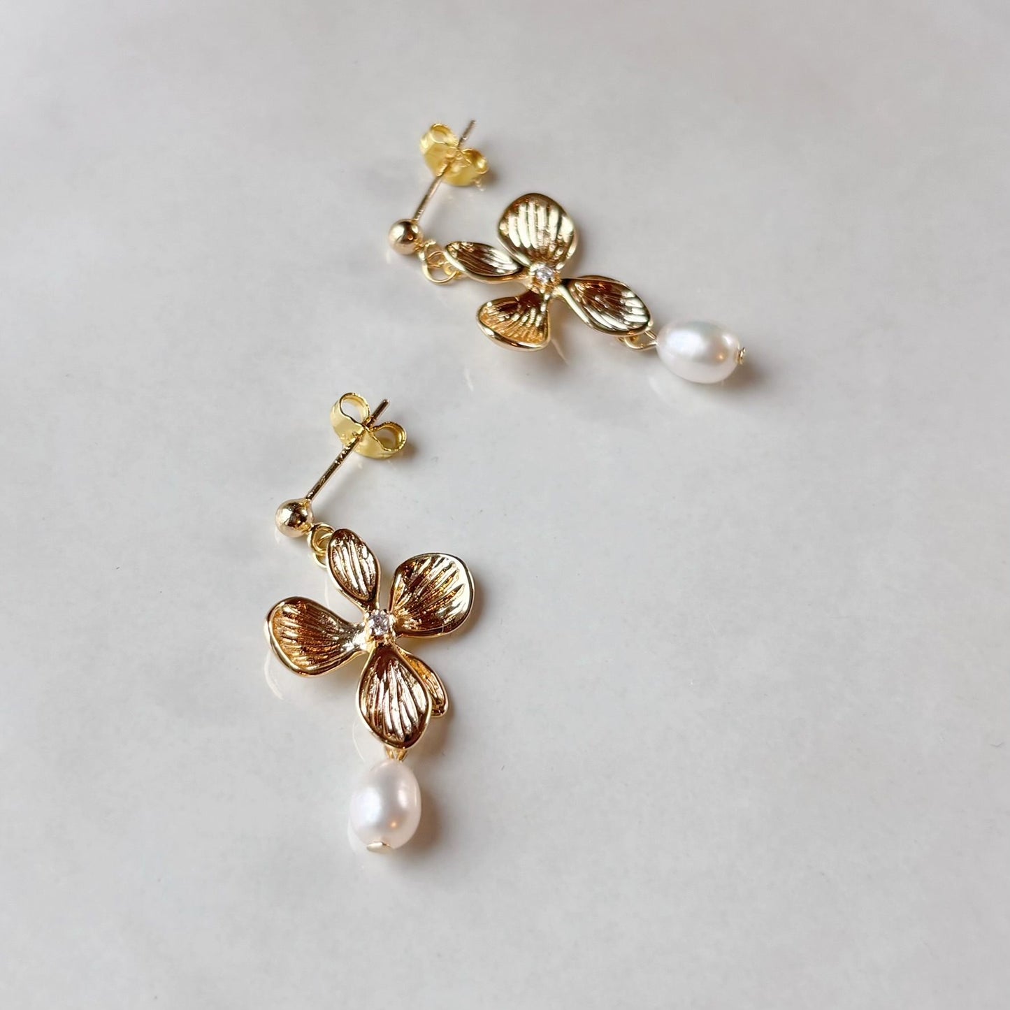 Boucles d’oreilles raffinées et joyeuses, idéales pour un mariage ou un événement élégant.