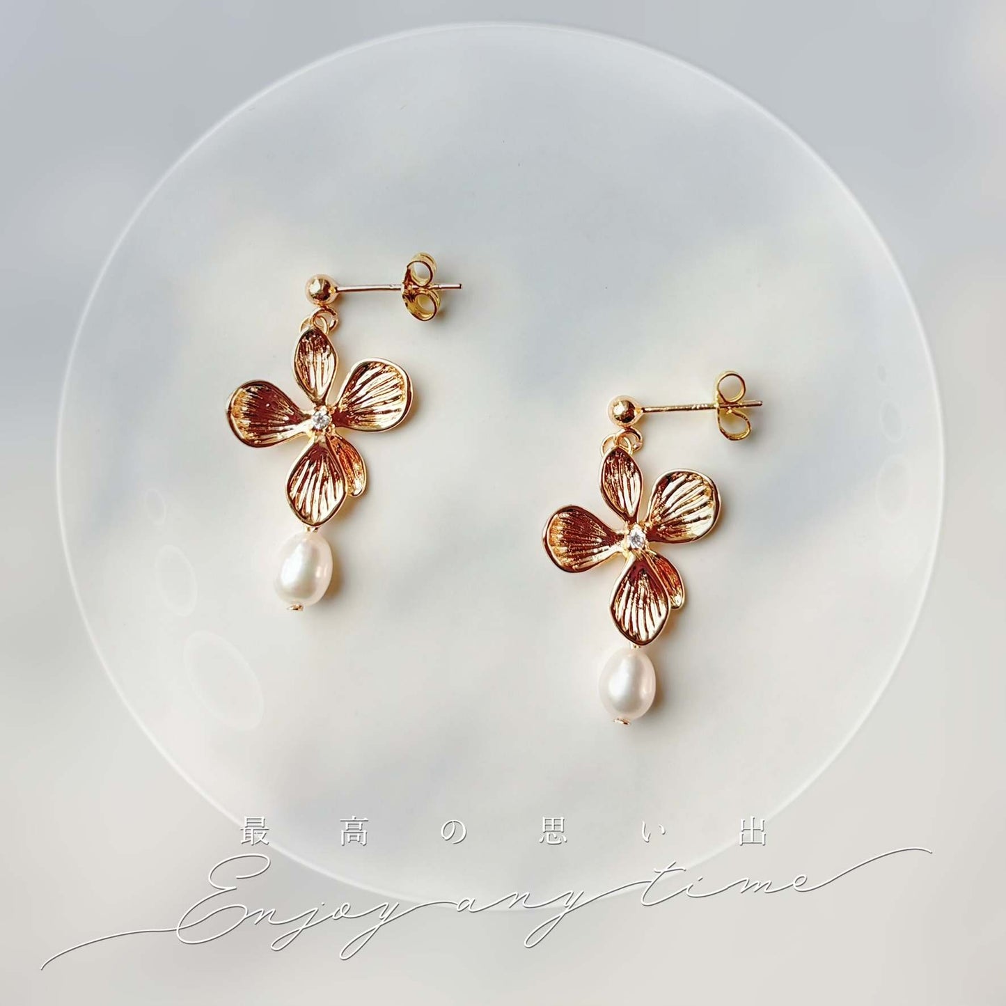 Bijoux artisanaux Hana & Alice, associant éclat doré et douceur des perles d’eau douce.