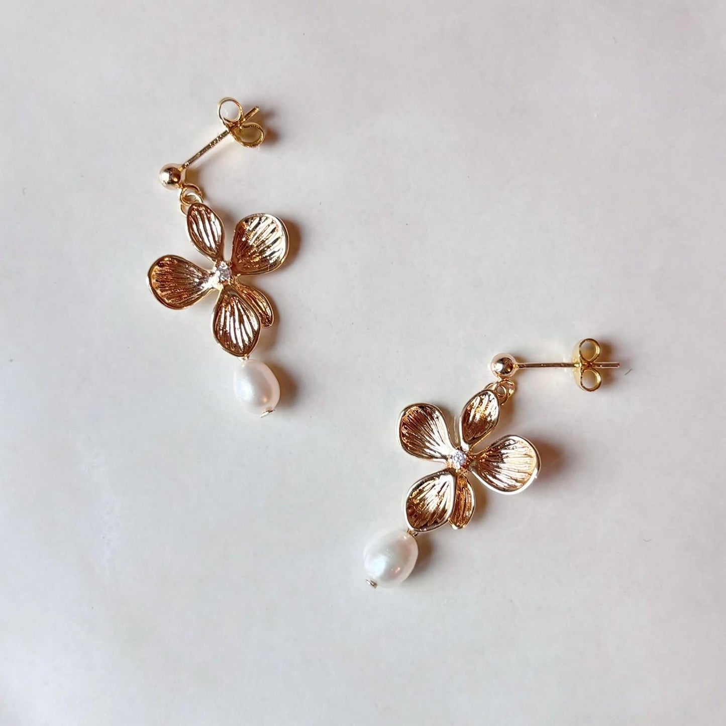 Boucles d’oreilles perle d’eau douce et fleur dorée, cadeau idéal à offrir ou à s’offrir.