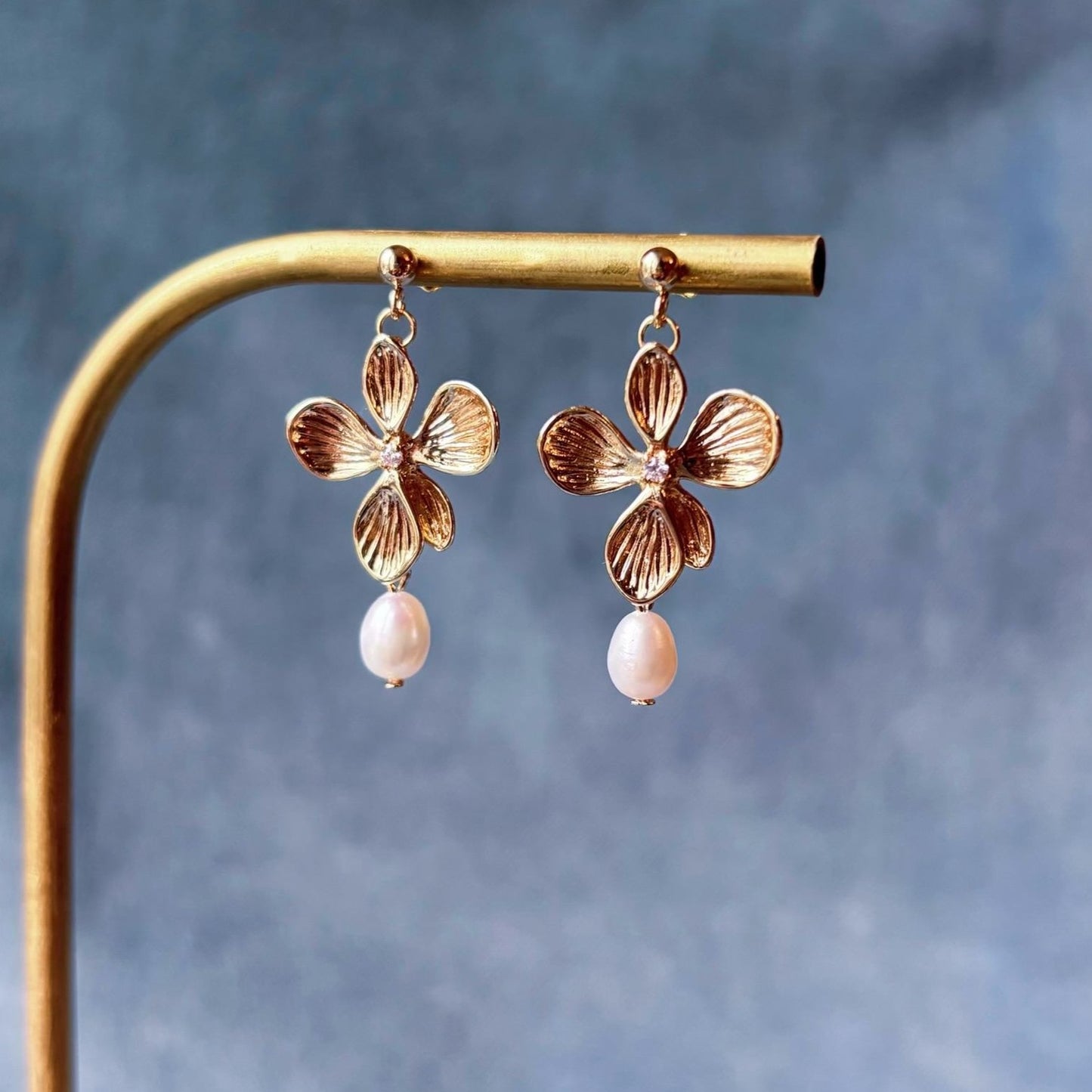 Bijoux dorés faits main, parfaits pour sublimer une tenue de mariée ou de cérémonie.