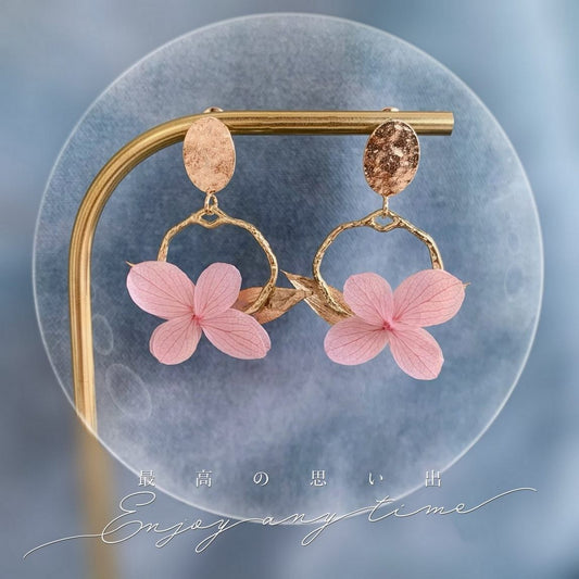 Boucles d'oreilles dorées avec créole martelée et platine ovale, bijoux mariage faits main Hana&Alice.