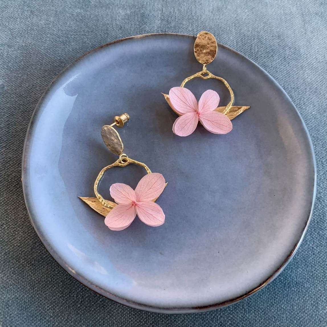 Bijoux artisanaux Hana&Alice : boucles d'oreilles dorées avec platine ovale et créoles.