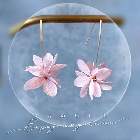 Boucles d'oreilles pendantes en fleurs rose pour mariage – Bijoux mariage faits main par Hana&Alice, parfaits pour une tenue élégante.