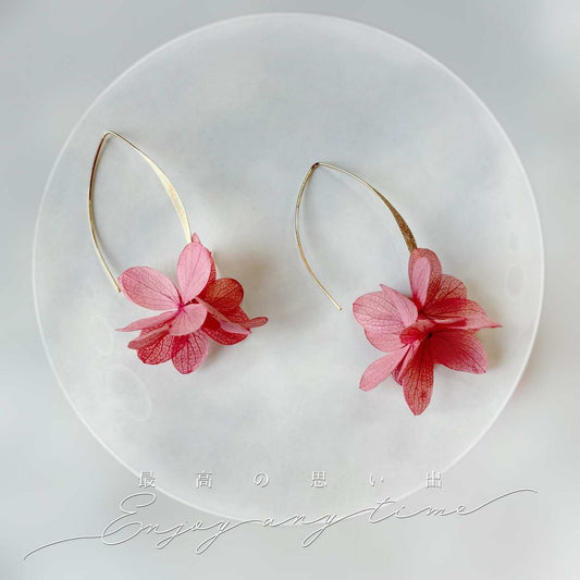 Boucles d'oreilles mariage rose poudré - Élégantes boucles d'oreilles pendantes en crochet en V avec fleurs stabilisées, parfaites pour un mariage romantique.