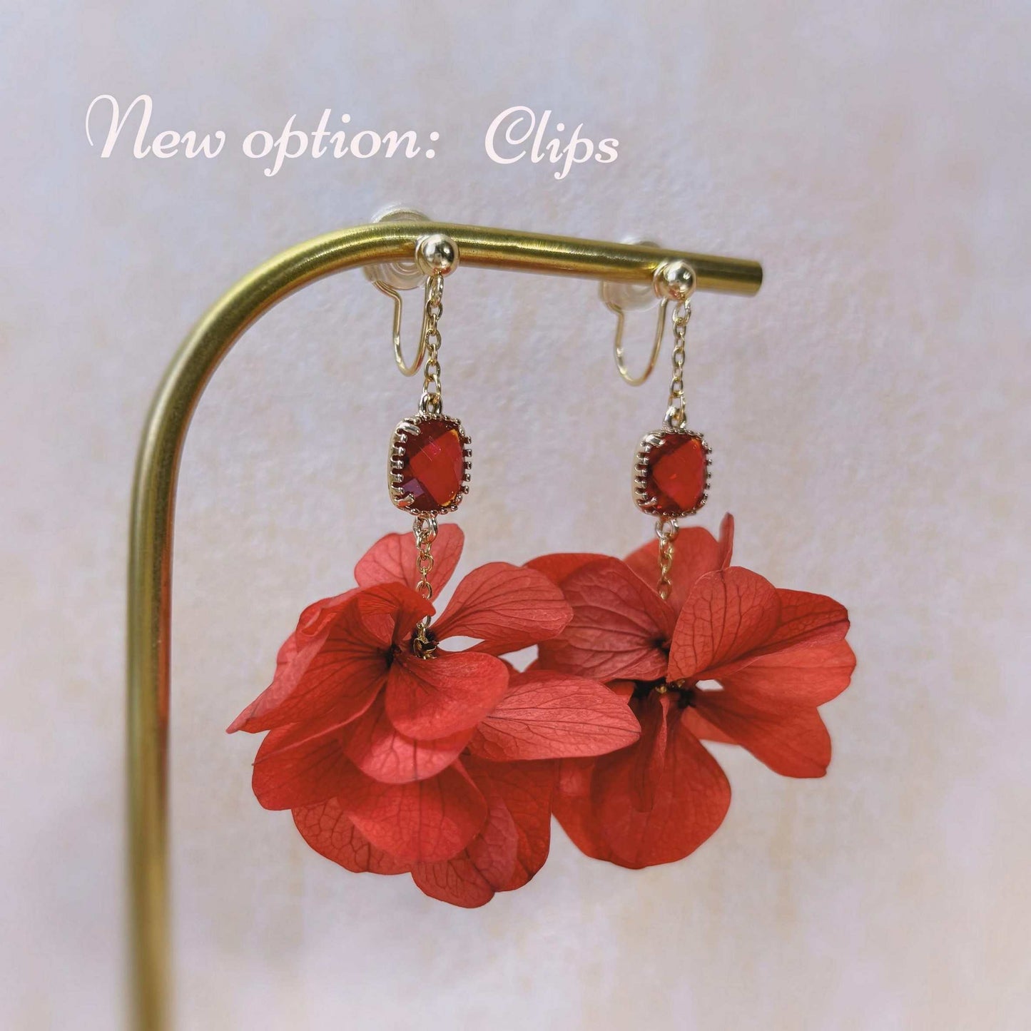 Cadeau romantique Saint-Valentin : boucles d'oreille artisanales rouges en fleurs naturelles.
