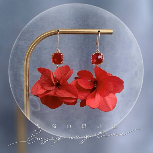 Boucles d'oreille rouges en fleurs stabilisées, bijoux fait main Hana&Alice, parfaits pour un mariage ou un cadeau Saint-Valentin.