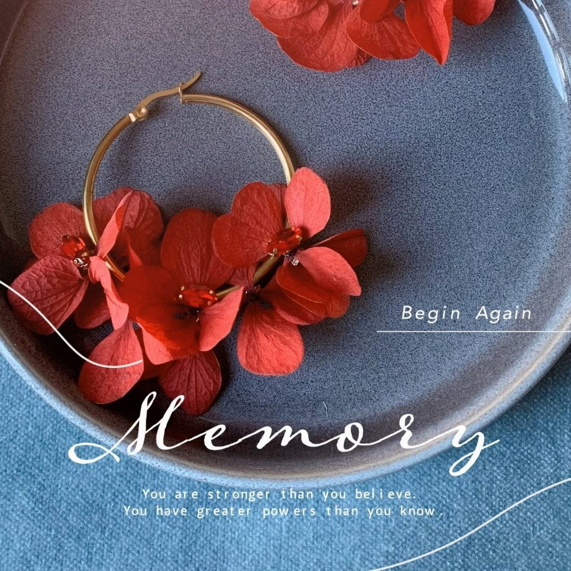 Bijoux mariage rouge : créoles dorées avec fleurs d'hortensias rouges, une touche romantique et élégante pour votre cérémonie.