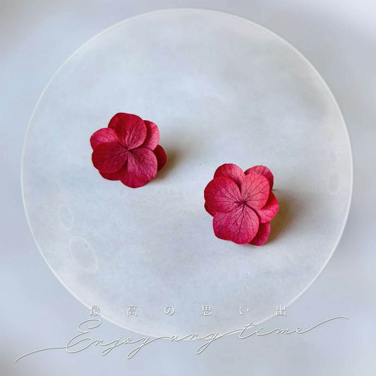 Boucles d'oreilles mariage rouge en hortensias stabilisés faits main par Hana&Alice