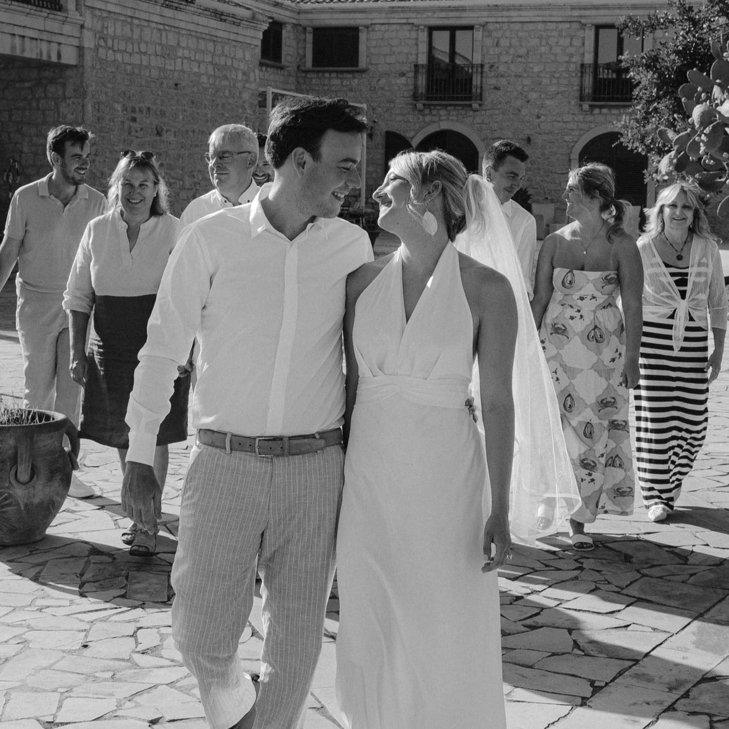 Boucles d'oreilles pendantes pour mariage Hana&Alice, en forme de fleur d’arum et avec perles fines.