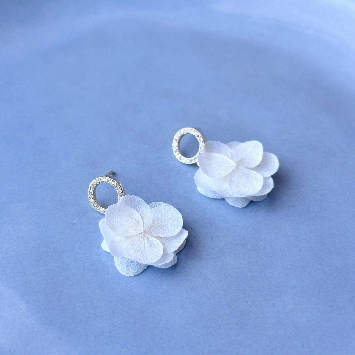 Parure de bijoux pour mariée en fleurs stabilisées blanches, création artisanale Hana&Alice