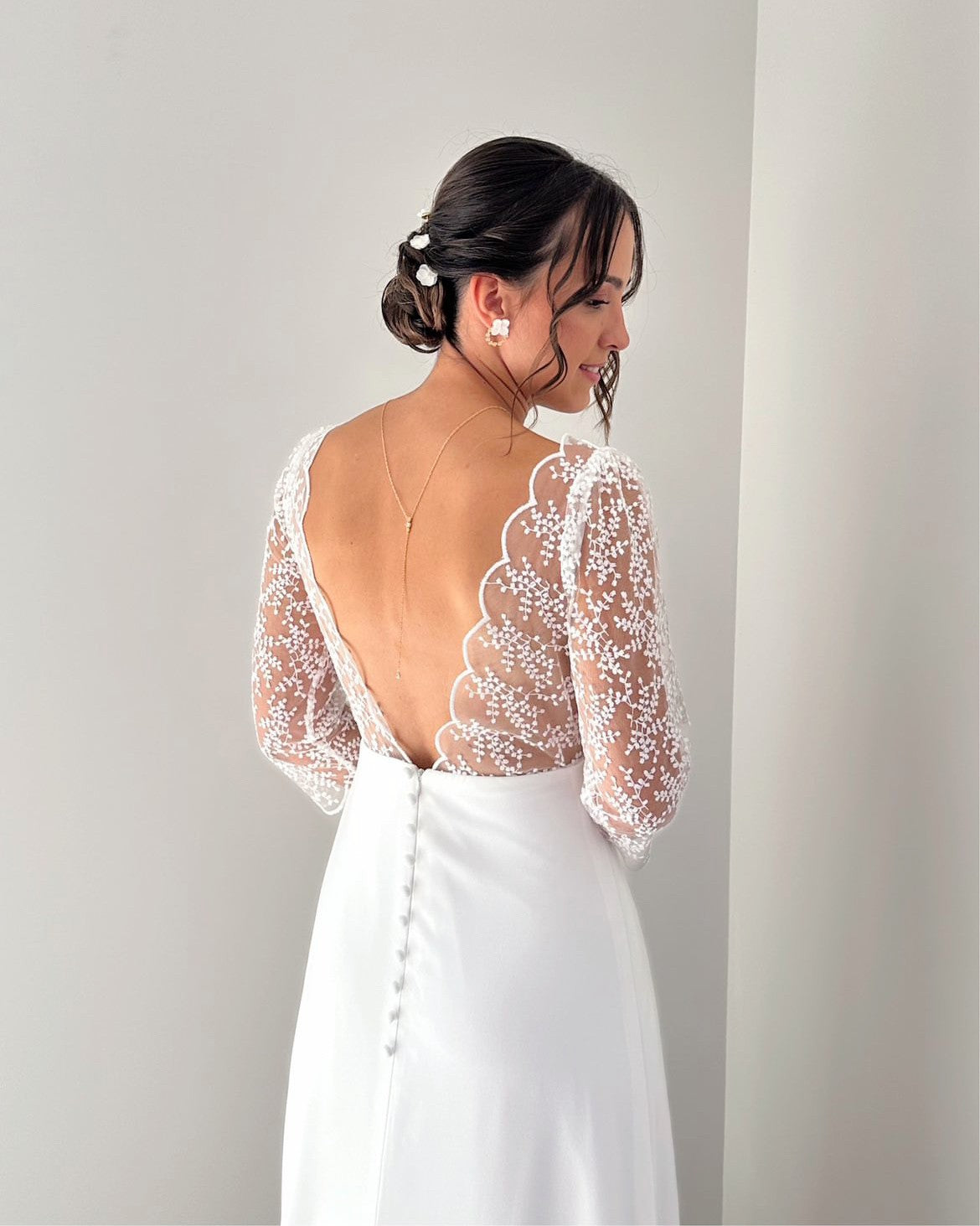 Pique à cheveux en fleurs stabilisées blanches pour mariage. Création artisanale par Hana&Alice.