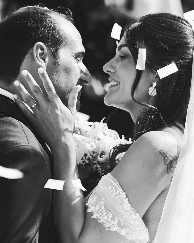 SERENA - Boucles d'oreilles mariage fleur d'hortensia stabilisé blanc et clou doré martelé Bijoux Mariage