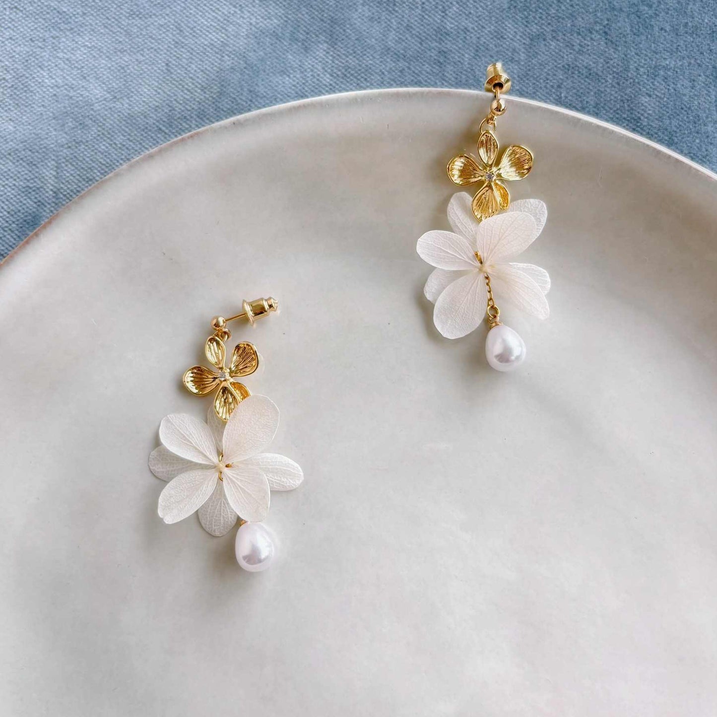 Parure de bijoux mariage avec boucles d’oreilles pendantes fleuries, style bohème et raffiné.