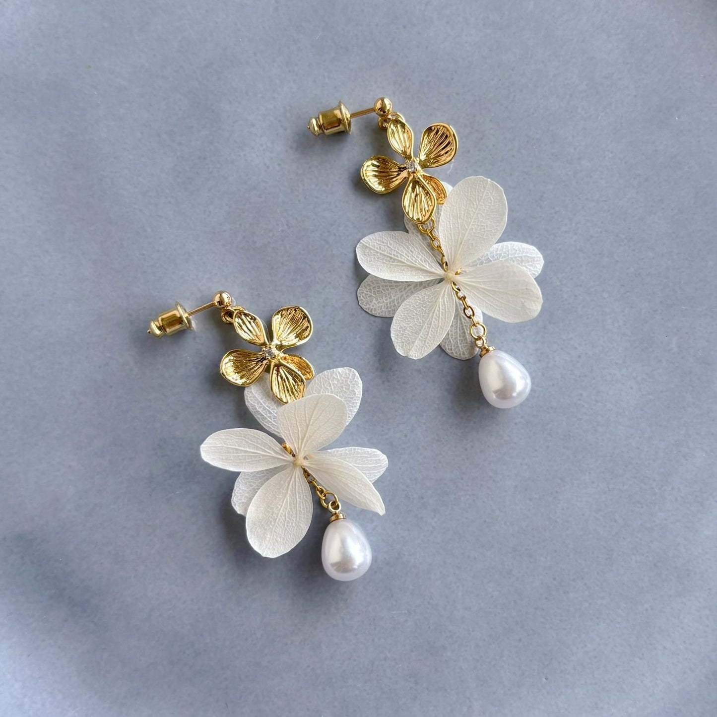 Accessoires de mariée en fleurs naturelles stabilisées, parfaits pour un look élégant et poétique.
