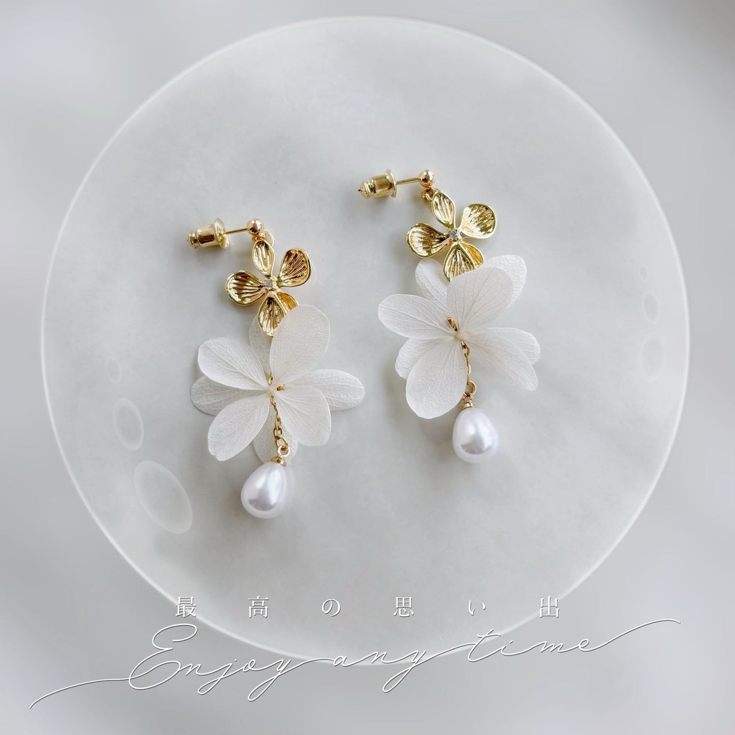 Boucles d’oreilles pendantes florales avec perle et strass, création Hana&Alice pour mariage.