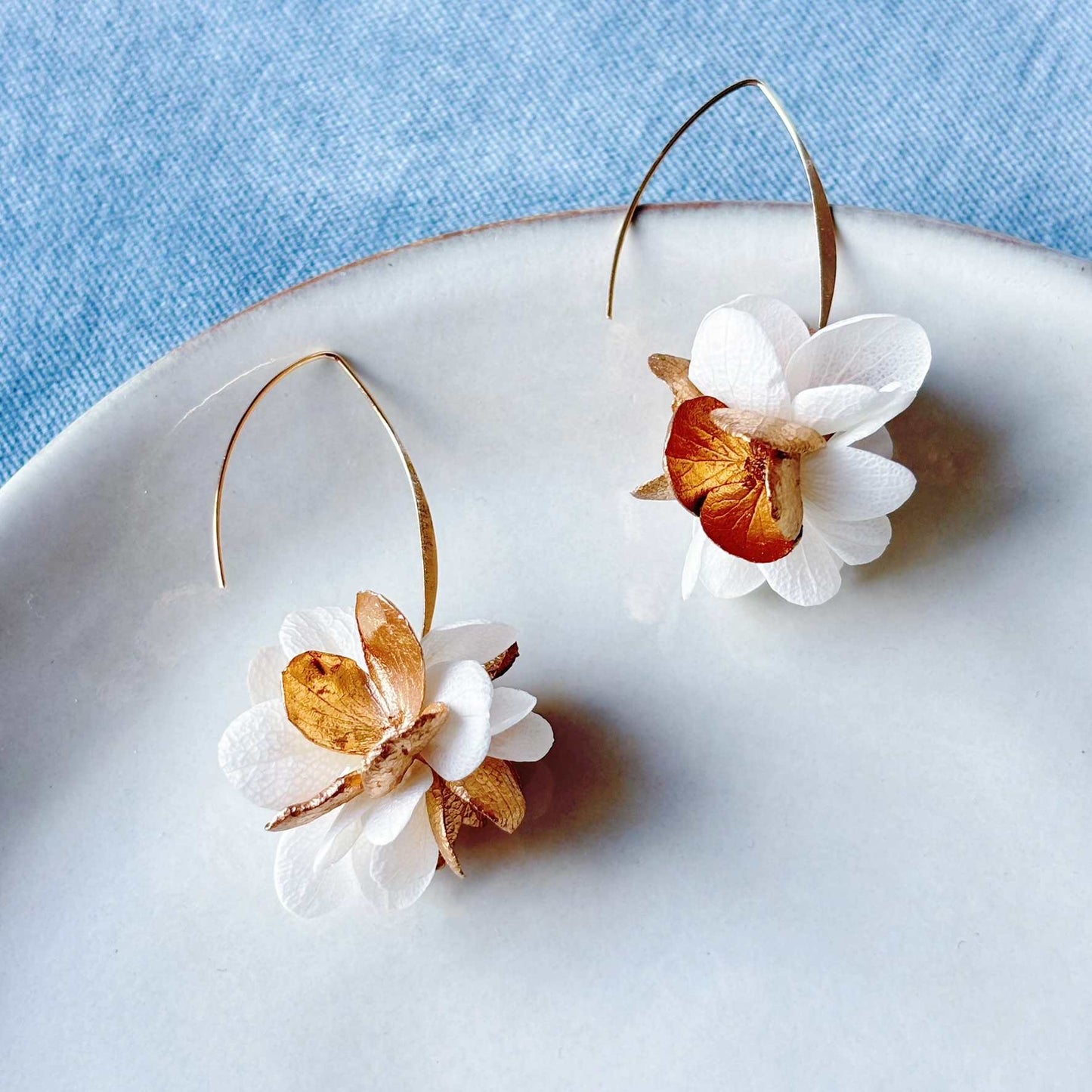 Boucles d’oreilles artisanales Hana&Alice, fleurs stabilisées mariage chic.