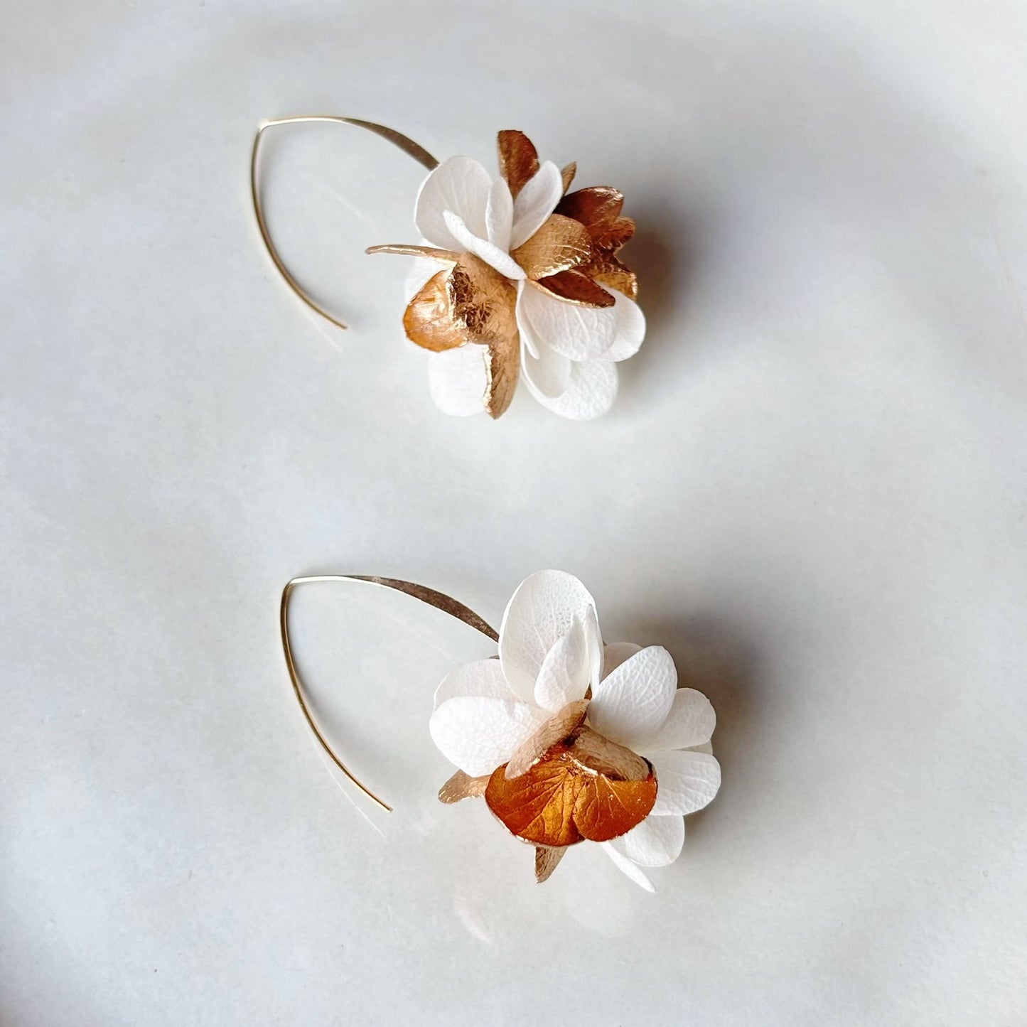 Boucles d’oreilles dorées et blanches, création florale bohème Hana&Alice.
