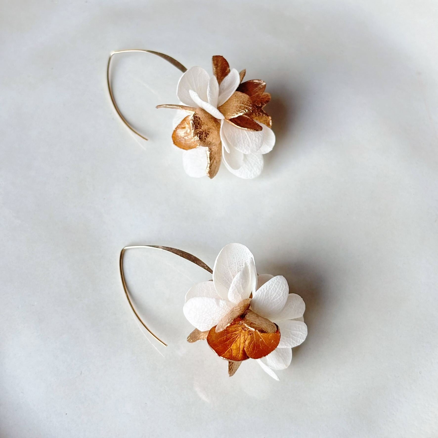 Boucles d’oreilles dorées et blanches, création florale bohème Hana&Alice.