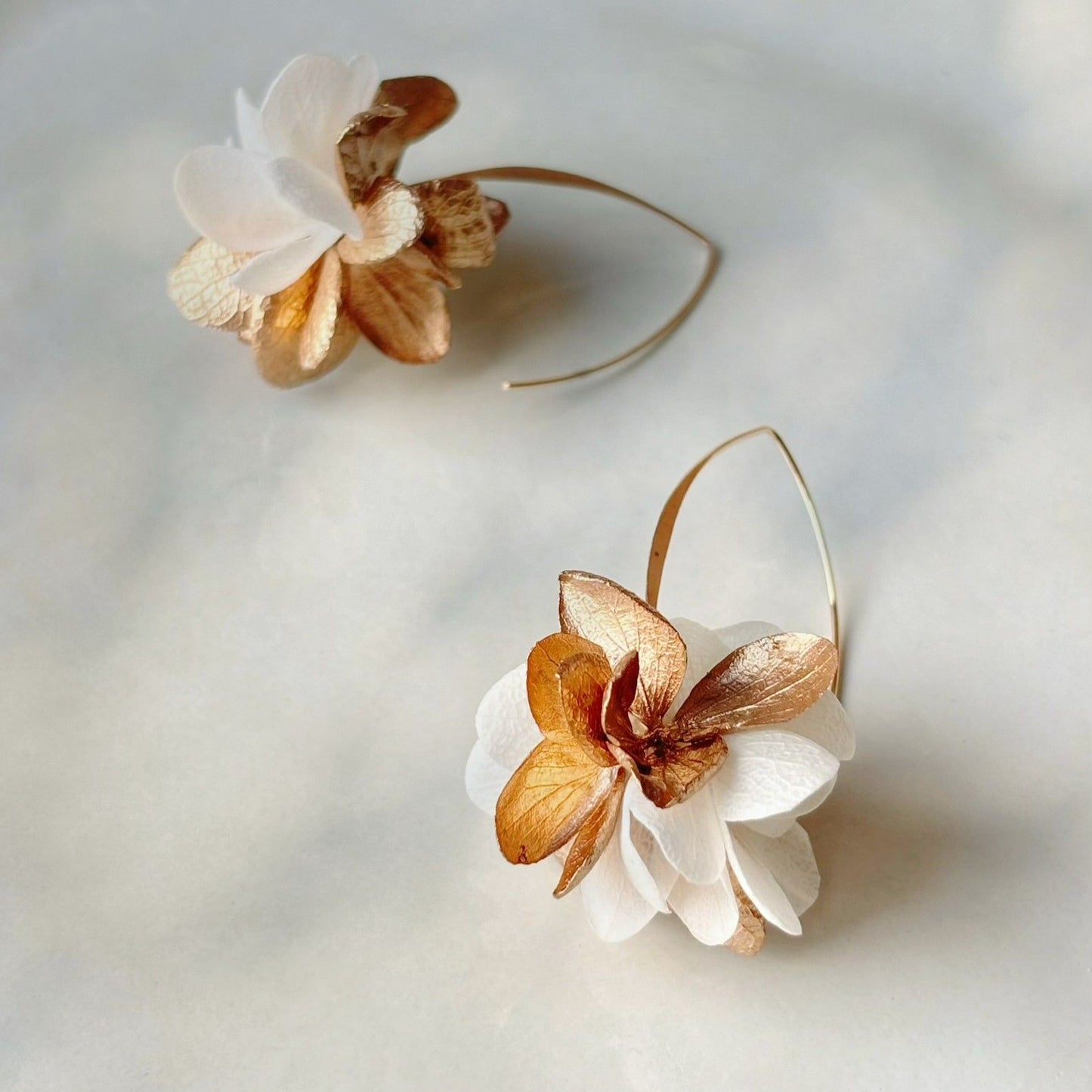 Bijou mariage fleur blanche et dorée, boucles d’oreilles pendantes en V.