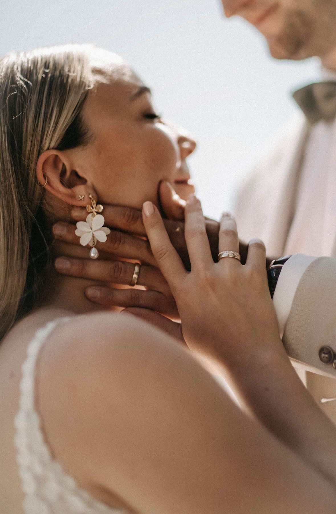 Boucles d’oreilles de mariage avec clou d’oreille au motif floral, ornées d’un strass scintillant. Création artisanale Hana&Alice avec hortensias stabilisés blanc crème et perle goutte blanche, idéales pour sublimer votre mariage.