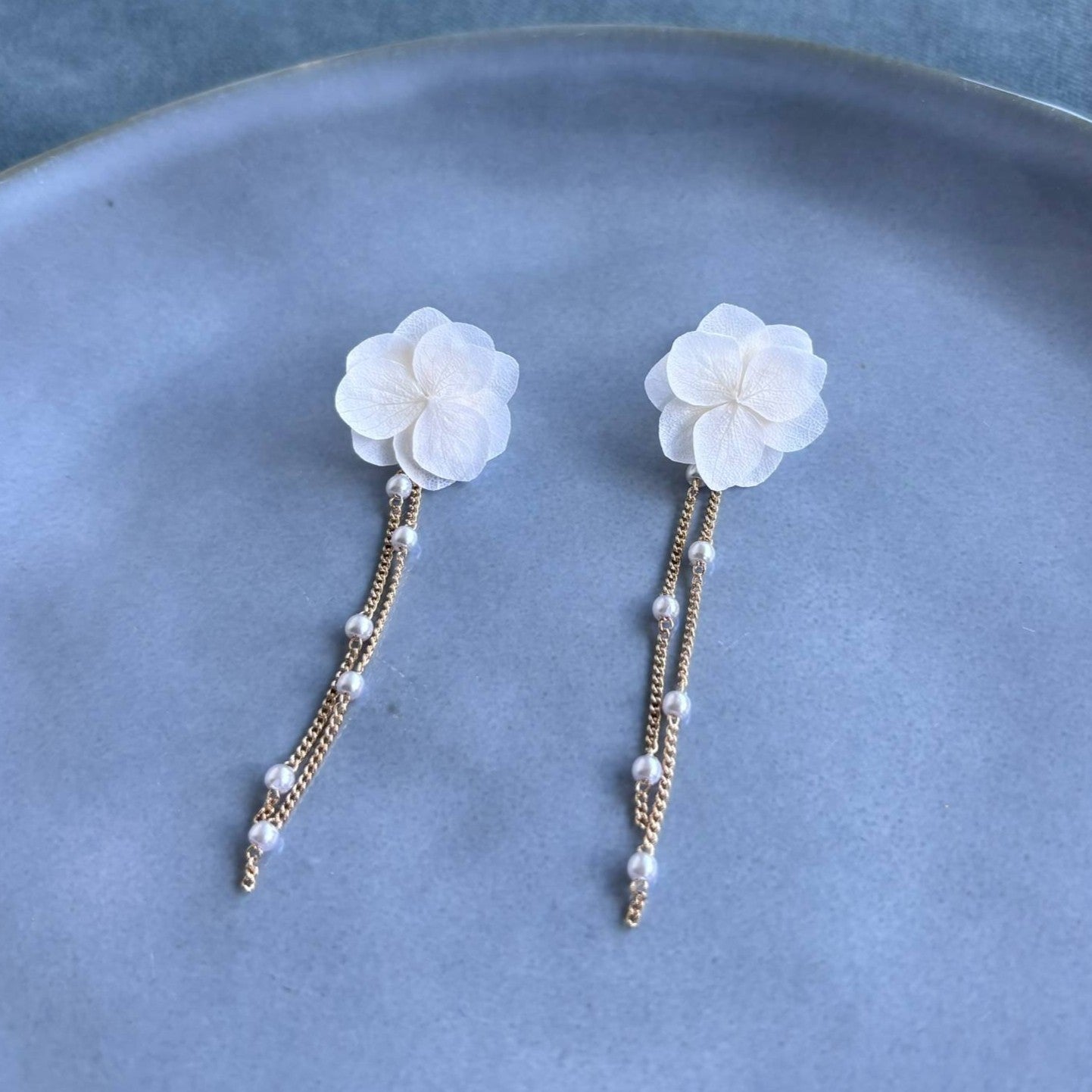 Boucles d'oreilles florales en fleurs d'hortensias stabilisées et chaîne à perles blanches, accessoire poétique pour mariage