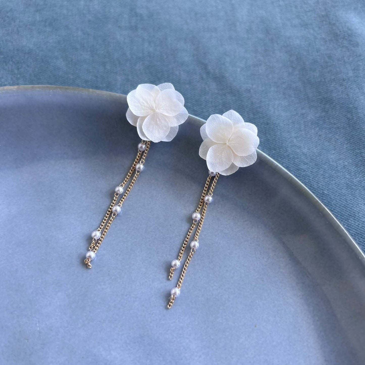 Accessoire mariage bohème chic, boucles d’oreilles en fleurs stabilisées et perles
