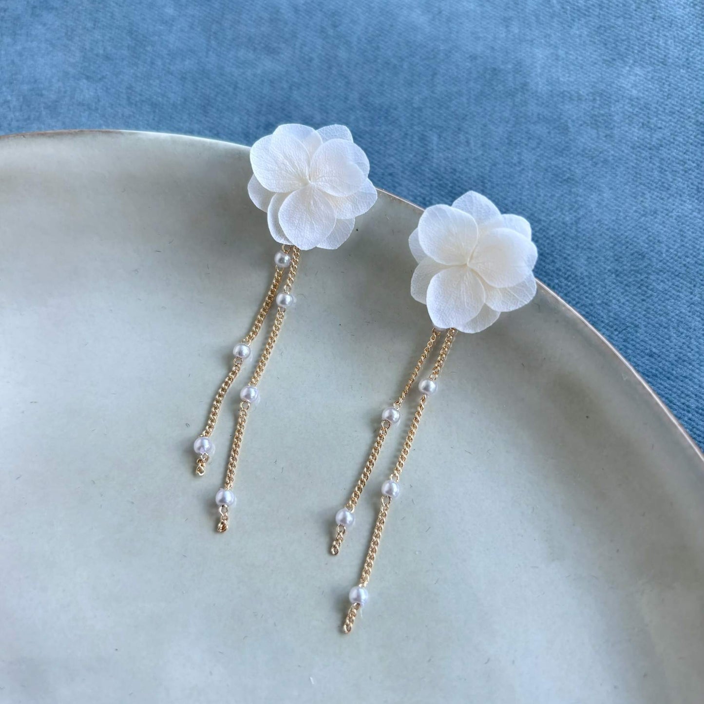 ASHLEY - Boucles d'oreilles mariage fleur d'hortensia stabilisé blanc et chaine Bijoux Mariage