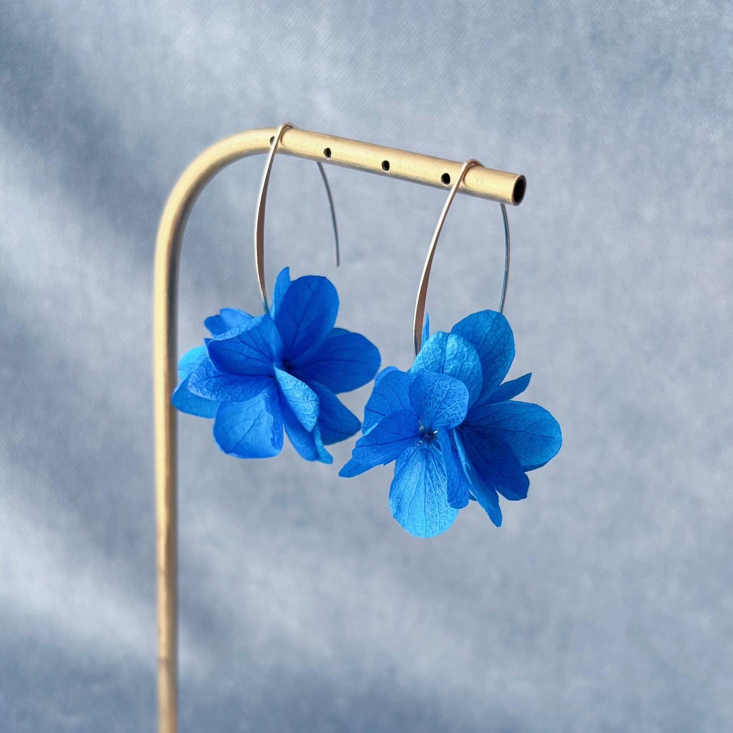 Boucles d’oreilles mariage ou cocktail chic, création artisanale en hortensias bleu.